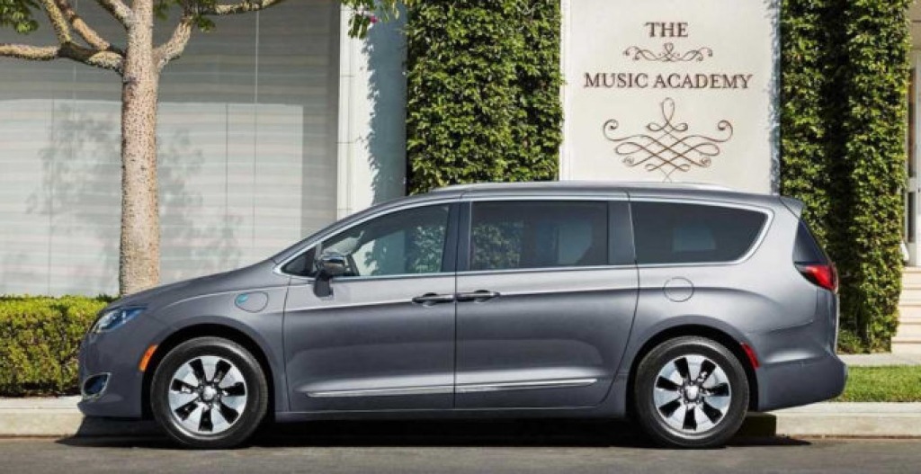 2023 Chrysler Pacifica Spy Shots